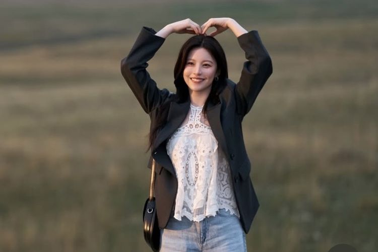 Go Youn Jung, Contek 6 Outfit Go Youn Jung di Serial Can This Love Be Translated?, 1. Suede jacket bernuansa coklat, 2. Gaya smart casual , 3. Tampil simpel dengan kaus dan outer, 4. Gaya bold dengan jaket kulit, 5. Tampilan monokrom untuk musim dingin, 6. Outfit girly di musim dingin