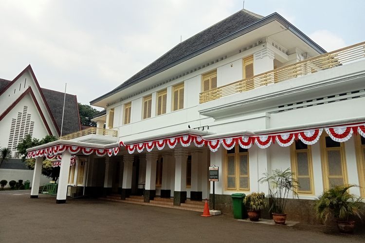 perumusan naskah proklamasi, naskah proklamasi kemerdekaan indonesia dirumuskan oleh, perumusan naskah proklamasi dilakukan di rumah, naskah proklamasi diketik oleh, Yang Terlupakan dan Yang Diselamatkan: Cerita di Balik Naskah Proklamasi, Malam bersejarah di rumah Laksamana Maeda, “Ti, Ti, Tik Ini", Pencarian mesin tik ke markas Jerman, Pengetikan tergesa, didampingi BM Diah, Naskah asli proklamasi nyaris terbuang, Mesin tik asli yang hilang jejak