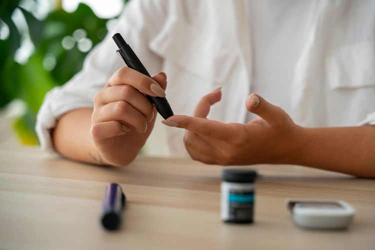 gula darah terlalu rendah, gula darah tidak normal, Sakit Diabetes Boleh Puasa? Dokter Ungkap Syarat dan Risiko yang Wajib Diwaspadai, Tidak semua penderita diabetes dilarang puasa, Risiko gula darah terlalu rendah dan terlalu tinggi, Segera batalkan puasa jika muncul gejala, Perhatikan porsi makan dan kebutuhan kalori, Penyesuaian obat dan insulin harus lewat dokter