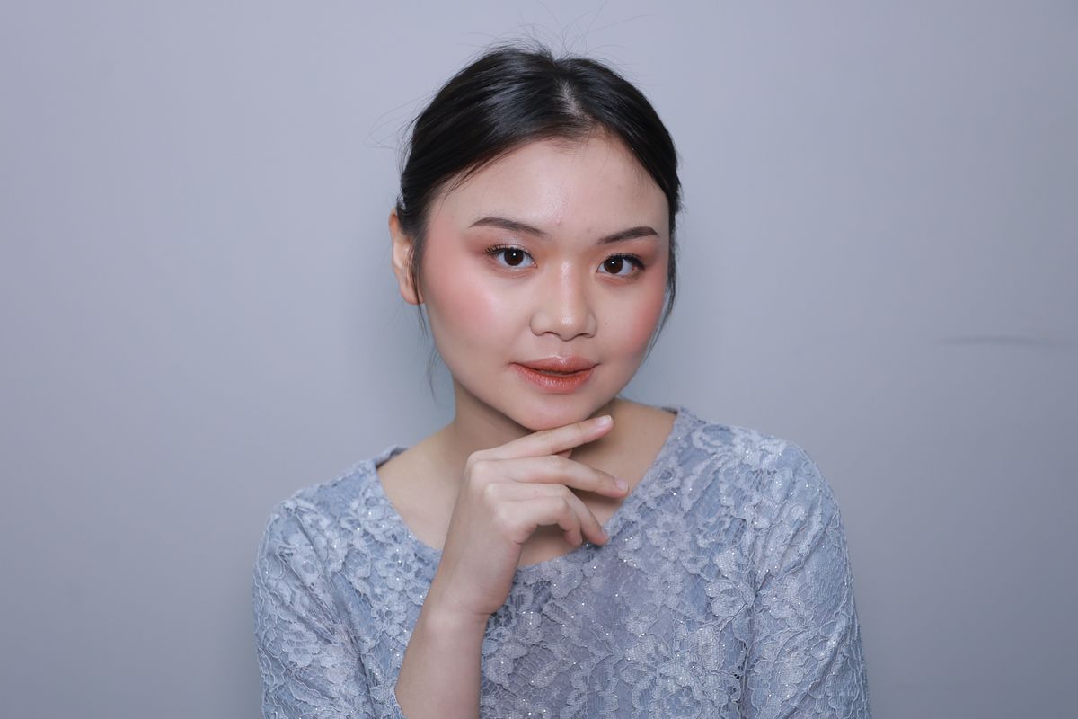 Makeup Wisuda, makeup wisuda, persiapan makeup wisuda, makeup wisuda tahan lama, persiapan agar makeup wisuda tahan lama, tips makeup wisuda, tips makeup wisuda untuk pemula, 6 Persiapan yang Harus Dilakukan agar Makeup Wisuda Tahan Lama, 1. Pastikan wajah dalam keadaan bersih, 2. Jangan lewatkan skincare yang melembabkan , 3. Hindari sunscreen yang sulit meresap, 4. Pilih primer sesuai jenis kulit, 5. Gunakan color corrector sebelum alas bedak, 6. Pilih foundation yang sesuai dengan warna kulit