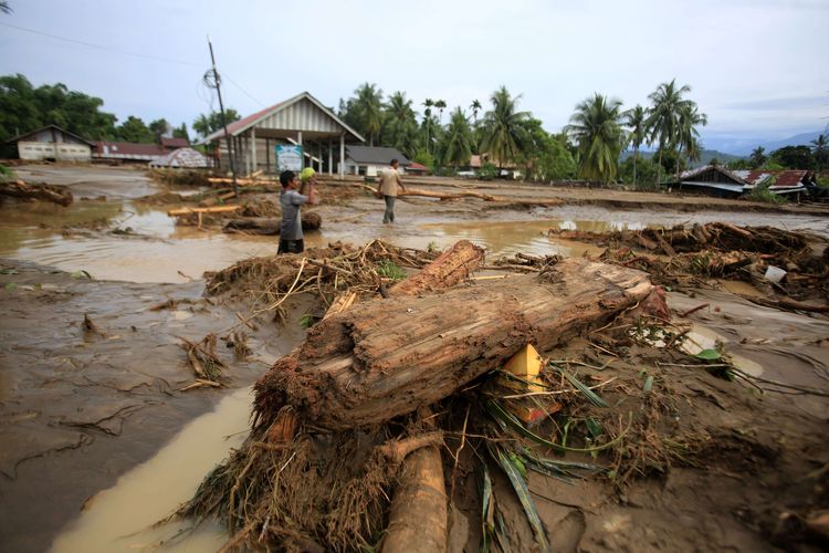 Aceh, banjir aceh, banjir di aceh, bencana Aceh, longsor aceh, banjir di aceh 2025, Banjir Aceh Parah, Gubernur Mualem: Seakan Mengalami Tsunami Kedua..., Terisolasi, Komunikasi Putus, Jalan Nasional Tidak Bisa Dilewati, 12 Tower Listrik Roboh, Hercules hingga Helikopter Dikerahkan, “Aceh Seakan Mengalami Tsunami Kedua”, PLN Kerahkan Kekuatan Nasional untuk Pemulihan