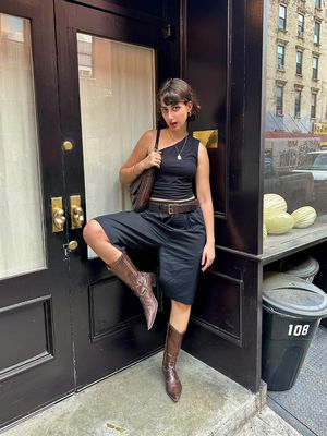 Rama Duwaji, Zohran Mamdani, zohran mamdani wali kota new york, rama duwaji, zohran mamdani dan rama duwaji, gaya busana rama duwaji, style rama duwaji, wali kota new york terpilih, 8 Gaya Rama Duwaji Istri Zohran Mamdani, Minimalis dan Artsy, 1. Dress putih bertekstur dengan boots hitam, 2. Tank top hitam dan rok flare bermotif, 3. One shoulder crop top dengan belt, 4. Midi dress hitam dengan tas selempang krem, 5. Atasan putih tanpa lengan dan layered necklace, 6. Tank top hijau zaitun, 7. Tank top hitam dan celana hitam bertekstur, 8. Turtleneck hitam dan anting besar
