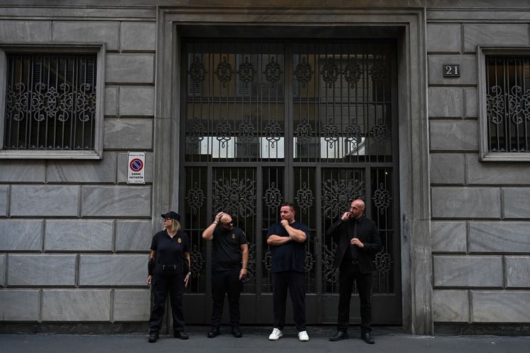 Giorgio Armani, Giorgio Armani wafat, profil Giorgio Armani, warisan Giorgio Armani, brand giorgio armani, karya giorgio armani, giorgio armani meninggal dunia, Giorgio Armani Meninggal Dunia, Tinggalkan Warisan Elegansi yang Abadi, Armani jadikan Milan sebagai inspirasi, Berawal dari setelan longgar hingga ke Hollywood, Prinsip elegan tanpa berlebihan, Dari studio kecil hingga ke kerajaan mode, Warisan Armani yang abadi