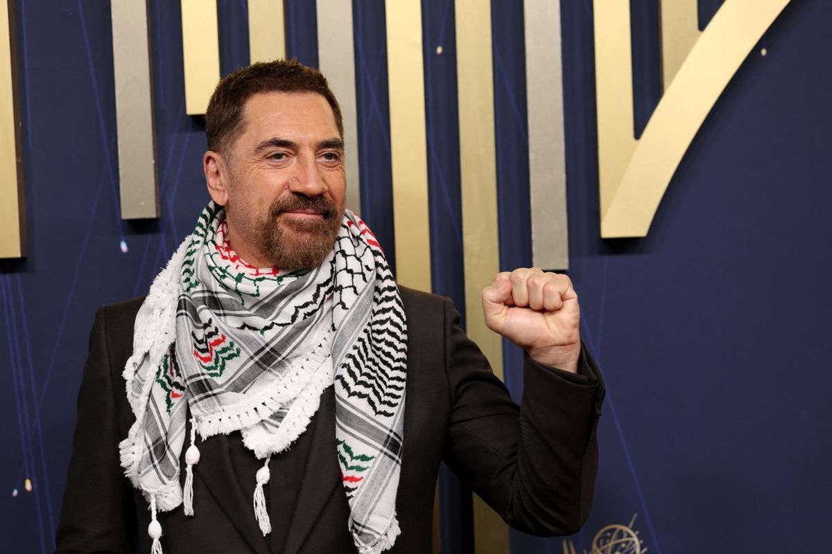 Israel, Palestina, Emmy Awards, Javier Bardem, keffiyeh, emmy awards 2025, keffiyeh artinya, Javier Bardem Pakai Keffiyeh di Emmy Awards 2025, Apa Maknanya?