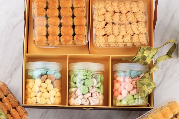 hampers, 10 Rekomendasi Hampers Lebaran Unik, Estetik dan Bermanfaat, 1. Set alat makan kayu, 2. Hampers teh atau kopi, 3. Lilin aromaterapi, 4. Skincare atau body care, 5. Perangkat ibadah, 6. Kue kering, 7. Hampers tanaman hias, 8. Hampers dessert box , 9. Hampers snack lokal UMKM, 10. Hampers DIY