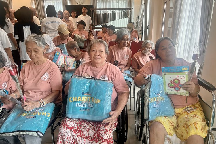 Hari Ibu, Perayaan Hari Ibu, Hangatnya Perayaan Hari Ibu di Panti Werdha Wisma Mulia, Jejak panjang panti Werdha Wisma Mulia, Lagu “Kasih Ibu” dan pemberian mawar sebagai pembuka, Merangkai kreativitas lewat mosaik kancing, Kotak pertanyaan dan hadiah selimut, Karaoke bersama hingga harmonika yang memeriahkan suasana