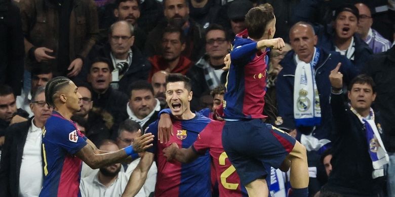 Liga Spanyol, LaLiga, Robert Lewandowski, Barcelona, Pichichi, Real Madrid, Lionel Messi, Pamit dari Barcelona, Ini 5 Momen Ikonik Robert Lewandowski Jelang Perpisahan, 1. Sepatu Emas Pichichi Tanpa Penalti, 2. Dominasi Total di Piala Super Spanyol 2023, 3. Melampaui Rekor Gol Eropa Lionel Messi, 4. Selebrasi 'Dingin' yang Membungkam Bernabeu, 5. Penutup Manis dengan Gelar Domestik