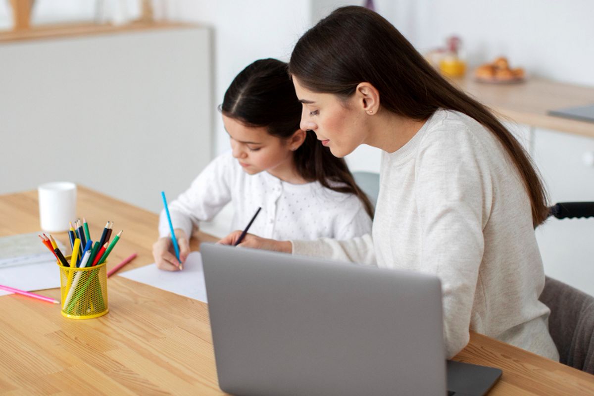 mom guilt, Saran Psikolog agar Media Sosial Tak Memicu Munculnya Mom Guilt, 1. Menyadari pemicu kecemasan dari media sosial, 2. Menjaga jarak bukan berarti menolak ilmu, 3. Tetap fokus memperbaiki kondisi anak, 4. Tidak menjadikan orang lain sebagai tolak ukur , 5. Memilih lingkungan digital yang suportif, 6. Menyadari bahwa informasi tidak selalu relevan dengan kondisi pribadi