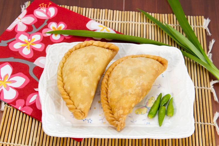 cara membuat pastel, kulit pastel renyah, kulit pastel renyah tahan lama, kulit gorengan renyah, Cara Bikin Kulit Pastel Tipis Renyah dan Tidak Mudah Sobek, Pakai Air Es, 1. Gunakan Air Es untuk Membuat Adonan, 2. Uleni Adonan Secukupnya, 3. Gilas hingga Tipis dan Halus, 4. Perhatikan Isian Pastelnya, 5. Goreng di Minyak Panas dengan Api Sedang