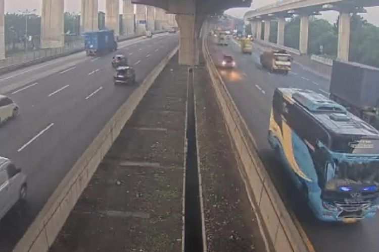 lajur kanan, Truk dan bus, aturan lalu lintas, keselamatan jalan tol, truk dan bus, Mengapa Truk dan Bus Dilarang di Lajur Kanan Jalan Tol?