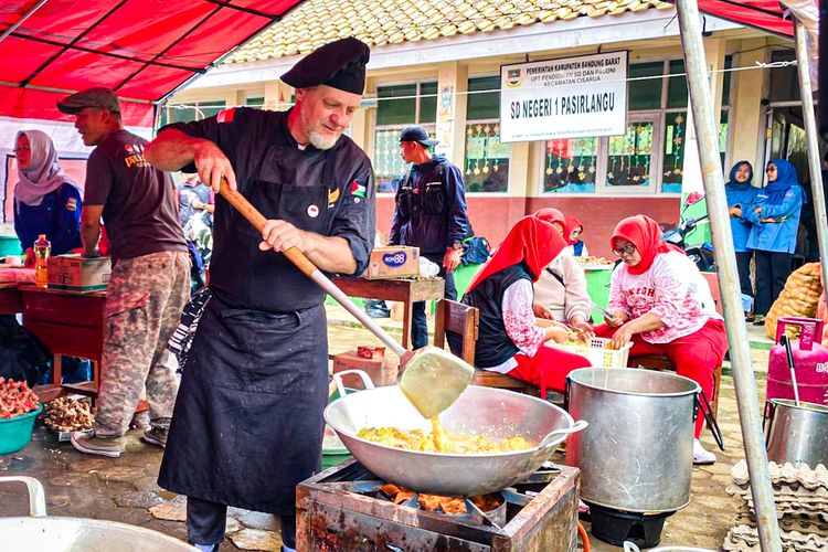 Sosok David Cailleba, Chef Bintang Lima Perancis Mualaf yang Turun ke Jalan Bagi Takjil di Bandung, Apa yang dilakukan Chef asal Perancis di tengah jalan Kota Bandung?, Berbagi berdasarkan pengalaman pribadi, Bagaimana rekam jejak David di dunia kuliner?, Mengapa aksi ini menginspirasi warga?