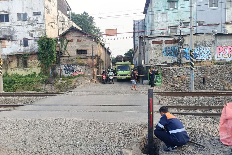 Peraturan Pemerintah, pelintasan sebidang, Pelintasan Sebidang Sifatnya Sementara, Harus Dibuat Flyover atau Underpass