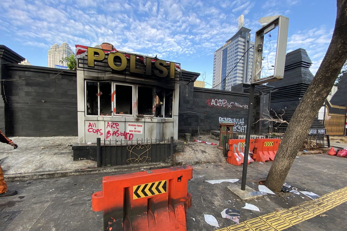 Polda Metro Jaya, Halte transjakarta, Senayan, bandara soekarno hatta, demo jakarta hari ini, demo dpr ri, berita demo, demo 30 agustus 2025, gedung dpr dibakar, demo di senayan, Gedung DPR dan Polda Metro Jaya Jadi Tontonan Warga Jakarta Usai Demo 29 Agustus