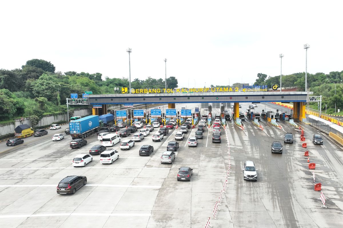 etika berkendara, sony susmana, kecelakaan beruntun, keselamatan jalan tol, Prinsip Etika Berkendara yang Wajib Diketahui di Jalan Tol, Pentingnya Etika Berkendara di Jalan Tol untuk Keselamatan, Mengutamakan Keselamatan dalam Berkendara, Prosedur Aman Saat Menghadapi Hambatan, Kesimpulan: Keselamatan adalah Tanggung Jawab Bersama