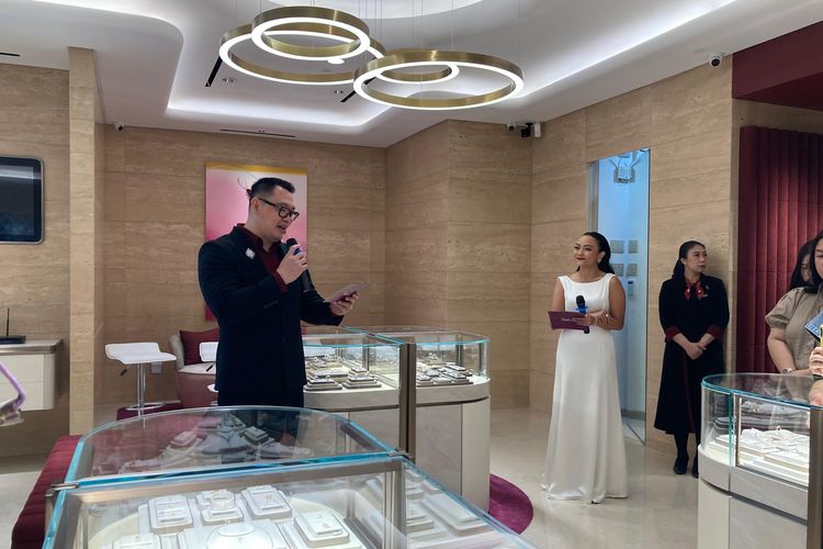Perhiasan, frank and co, frank n co, gerai pertama frank n co, gerai Frank and co di PIM, Wajah Baru Gerai Pertama Frank &amp; co. di PIM, Elegan dan Modern, Konsep timeless seperti berlian, Seragam yang elegan, Lukisan “The True Jewels of Life”, Menampilkan beragam koleksi perhiasan