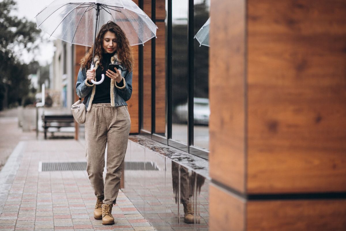 musim hujan, outfit musim hujan, inspirasi outfit, inspirasi outfit musim hujan, outfit saat hujan, outfit saat musim hujan, stylish saat musim hujan, 9 Inspirasi Outfit Musim Hujan, Tetap Stylish Meski Cuaca Mendung, 1. Jaket waterproof, 2. Boots anti slip, 3. Tas tahan air, 4. Celana quick dry, 5. Sweater rajut tipis untuk layering, 6. Rok midi yang tak mudah kusut, 7. Outer warna cerah, 8. Tote bag lipat waterproof, 9. Sandal platform anti licin