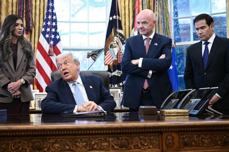 Gianni Infantino, FIFA, Amerika Serikat, Donald Trump, Komite Etik FIFA, Gianni Infantino Dilaporkan ke Komite Etik FIFA, Disebut Langgar Netralitas Politik, Dukung Trump Raih Nobel Perdamaian, Trump "Teman yang Sangat Dekat", Pelanggaran di Undian Piala Dunia 2026, Infantino Pro Amerika
