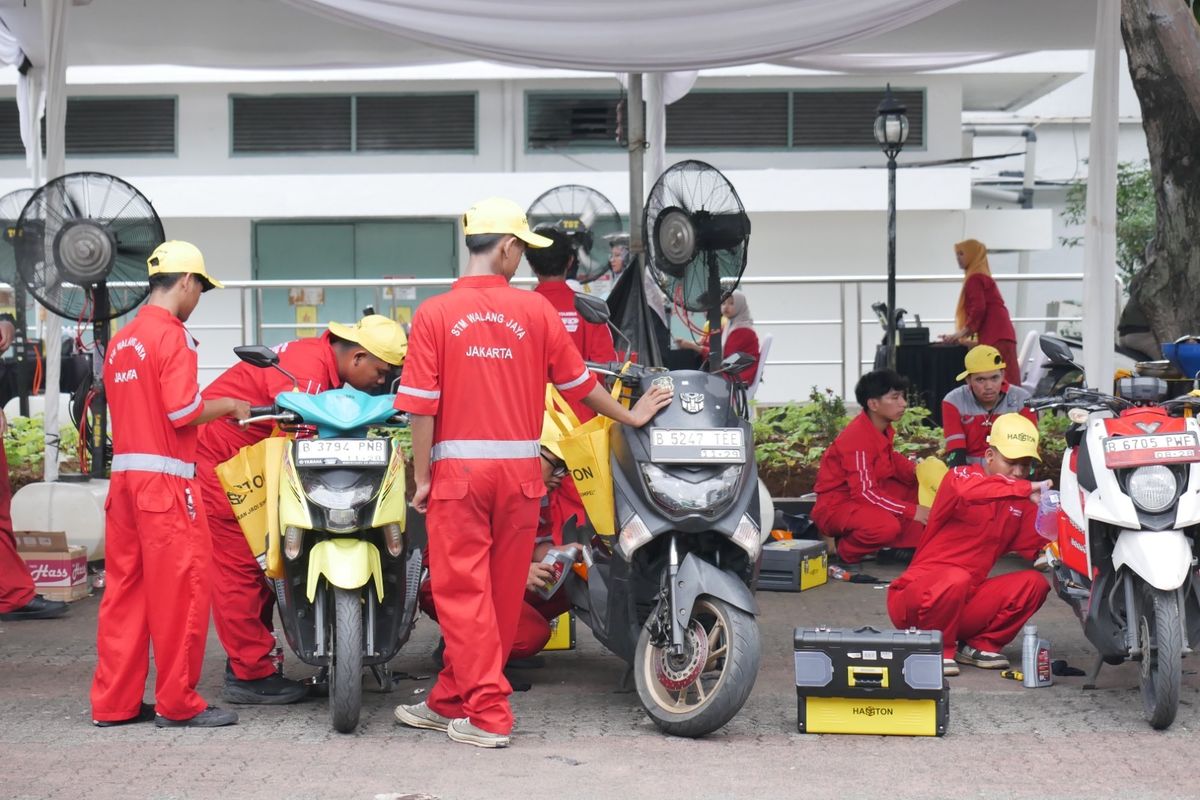 Persatuan Guru Republik Indonesia, Siswa SMK, Museum Rekor, oli mesin, ganti oli, Perkakas, rekor MURI, Ganti Oli Massal 2.500 Motor Guru Cetak Rekor MURI