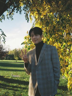 7 Style Kim Seon-ho di ‘Can This Love Be Translated?’, Smart Look, 1. Long coat, 2. Earth tone turtleneck, 3. Professional look, 4. Autumn layering, 5. Clean look white shirt, 6. Trench coat, 7. Cozy cardigan vibe