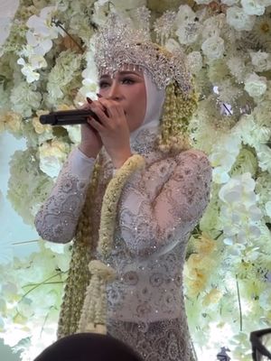 Melly Goeslaw, melly goeslaw adat sunda, melly goeslaw ulang tahun pernikahan, 7 Gaya Melly Goeslaw di Perayaan 30 Tahun Pernikahan, Kental Adat Sunda, 1. Kebaya putih penuh payet, 2. Siger megah berkilau, 3. Hijab rapi dengan sanggul tertutup, 4. Makeup flawless dengan fokus pada mata, 5. Ronce melati menjuntai panjang, 6. Kain batik klasik yang serasi, 7. Alas kaki anggun dan nyaman