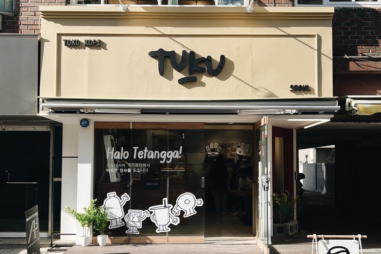 Kopi Susu Tetangga, Kopi Susu Tuku, kopi susu tuku, kopi tuku menu, kopi susu tetangga, kopi indonesia mendunia, 4 Fakta Kopi Susu Tuku, Favorit dari Cipete sampai Amsterdam, 1. Dimulai dari Cipete dan diciptakan untuk “tetangga”, 2. Gula aren sebagai identitas rasa lokal Indonesia, 3. Dari Cipete ke Amsterdam dan Seoul, 4. Laku ribuan gelas per hari