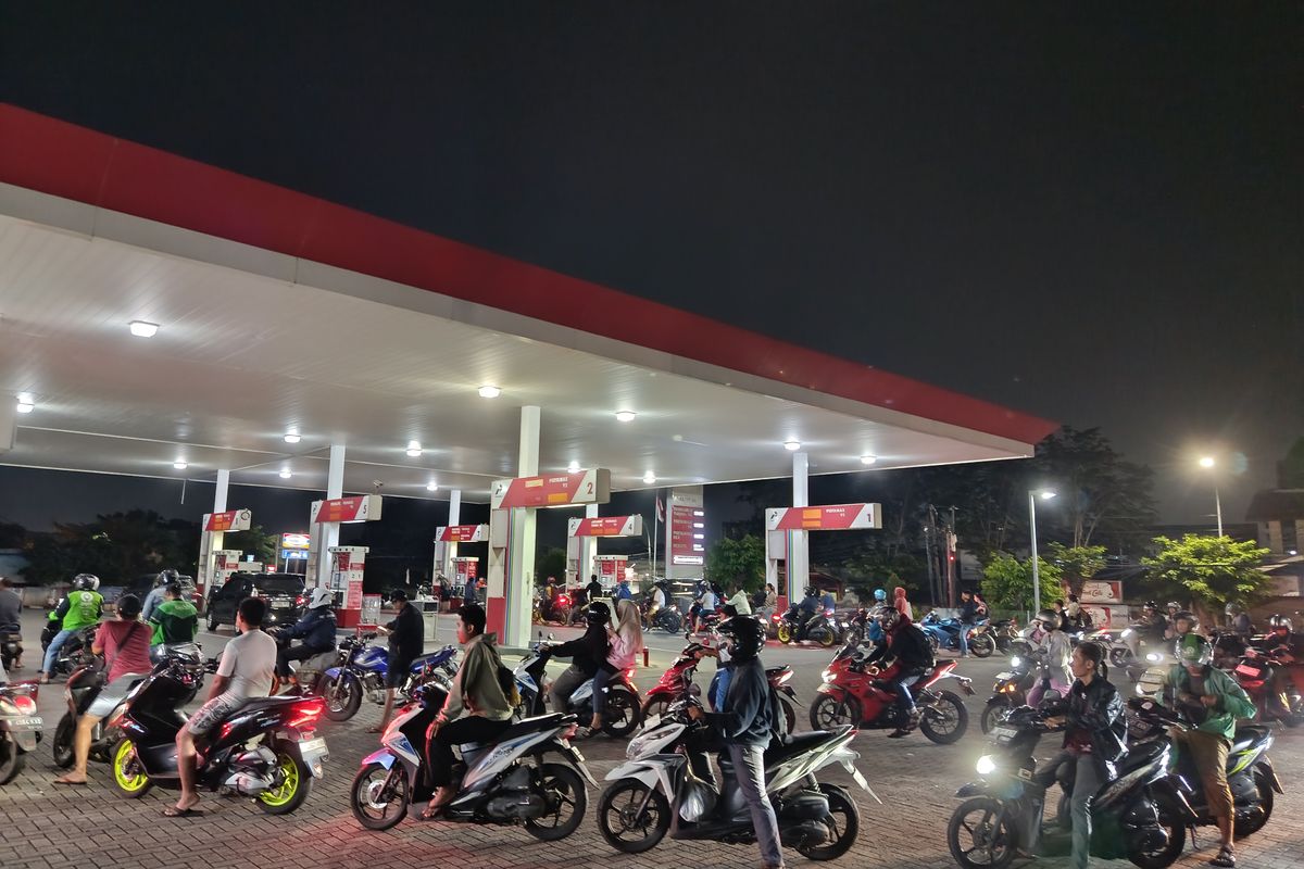 Pengamat transportasi, panic buying, bus listrik, Dampak Harga BBM, Pemerintah Diminta Prioritaskan Bus Listrik