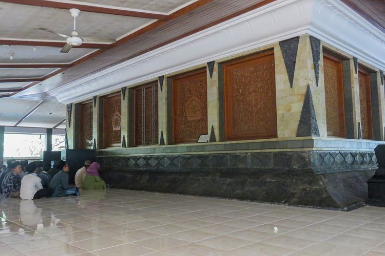 wisata religi, libur Lebaran, 5 Desa Wisata Religi dengan Tradisi Ziarah Syawal untuk Libur Lebaran, 1. Desa Wisata Religi Astana, Kabupaten Cirebon, 2. Desa Wisata Alamendah, Kabupaten Bandung, 3. Desa Wisata Nyatnyono, Kabupaten Semarang, 4. Desa Wisata Kuin Utara, Banjarmasin, Kalimantan Selatan  , 5. Desa Kadilangu, Kabupaten Demak