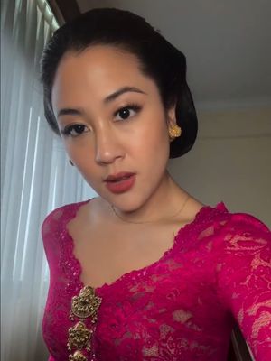 Sherina Munaf, 7 Gaya Sherina Munaf Hadiri Tingalan Jumenengan Mangkunegaran, Kebaya Fuchsia Curi Perhatian, 1. Kebaya fuchsia brokat yang elegan, 2. Kain batik klasik, 3. Selendang kuning emas, 4. Aksesori klasik, 5. Tatanan rambut sanggul klasik, 6. Riasan wajah natural, 7. Sikap anggun yang menyempurnakan penampilan