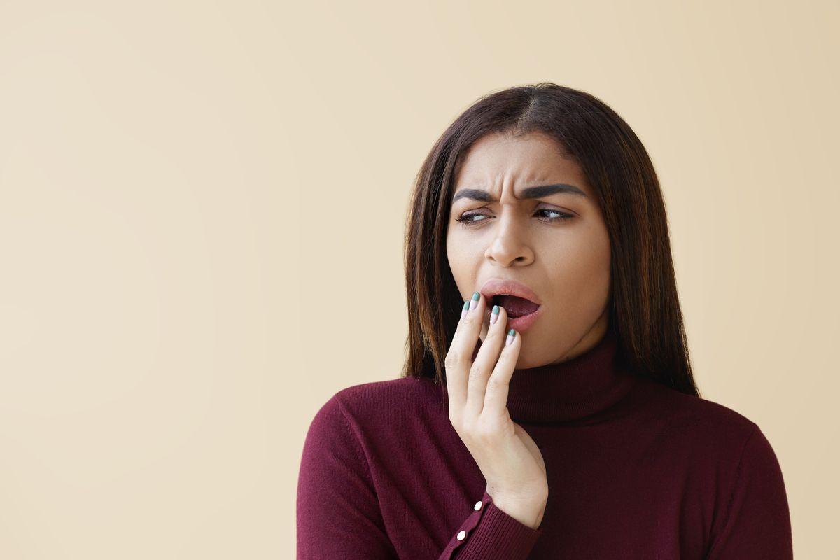 Sering Sikat Gigi tapi Mulut Tetap Bau Saat Puasa? Ternyata Ini 4 Penyebabnya, Urutan Menetralkan Asam Mulut Setelah Berbuka, Waktu Efektif Sikat Gigi dan Penggunaan Mouthwash, Mengapa Mulut Tetap Bau Meski Sudah Sikat Gigi?, Tips Makanan Sahur untuk Napas Segar