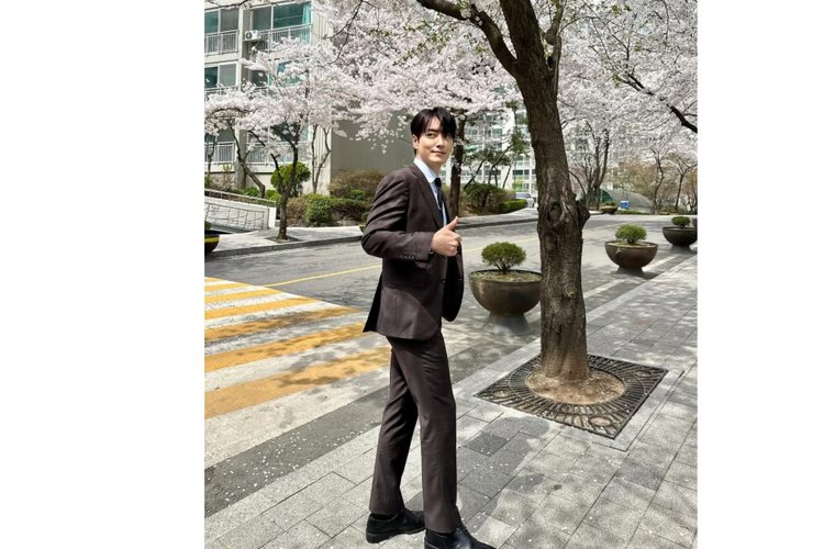 lee joon hyuk, mercy for none, drakor mercy for none, style le joon hyuk, inspirasi style lee joon hyuk, gaya lee joon hyuk, lee joon hyuk istri, fashion lee joon hyuk, 5 Gaya Lee Joon-hyuk Pemeran Drakor Mercy for None, Formal hingga Kasual, 1. Setelan jas selain hitam, 2. Nuansa off-white, 3. Cardigan weather, 4. Layering polo, 5. Preppy style