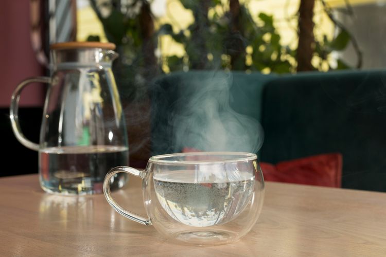 Manfaat minum air hangat setiap hari, Apakah boleh minum air hangat setiap hari, jumlah kebutuhan air minum per hari, apa efek minum air hangat tiap pagi, minum air hangat bisa menyembuhkan penyakit apa saja, 11 Manfaat Kesehatan Minum Air Putih Hangat di Pagi Hari, 1. Menurunkan tingkat stres, 2. Meredakan pilek, 3. Membantu melancarkan pencernaan, 4. Membantu meredakan sembelit, 6. Membantu penurunan berat badan, 7. Meningkatkan fungsi sistem saraf pusat, 8. Menjaga tubuh tetap hangat di suhu dingin, 9. Meningkatkan sirkulasi, 10. Membantu detoksifikasi tubuh, 11. Membantu meredakan gejala akalasia