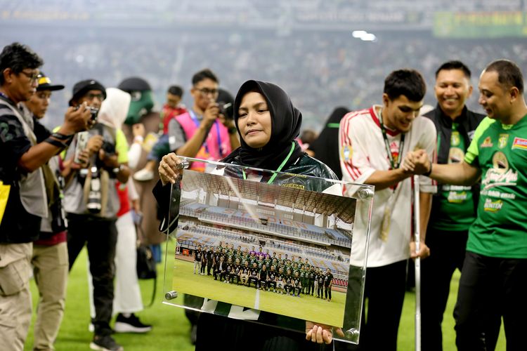 Berita Foto, Bejo Sugiantoro, Persebaya Vs Persib, Persebaya Surabaya vs Persib Bandung, Persebaya, Liga 1 2024-2025, Persebaya Gelar Penghormatan Terakhir untuk Bejo Sugiantoro, Momen Haru di GBT