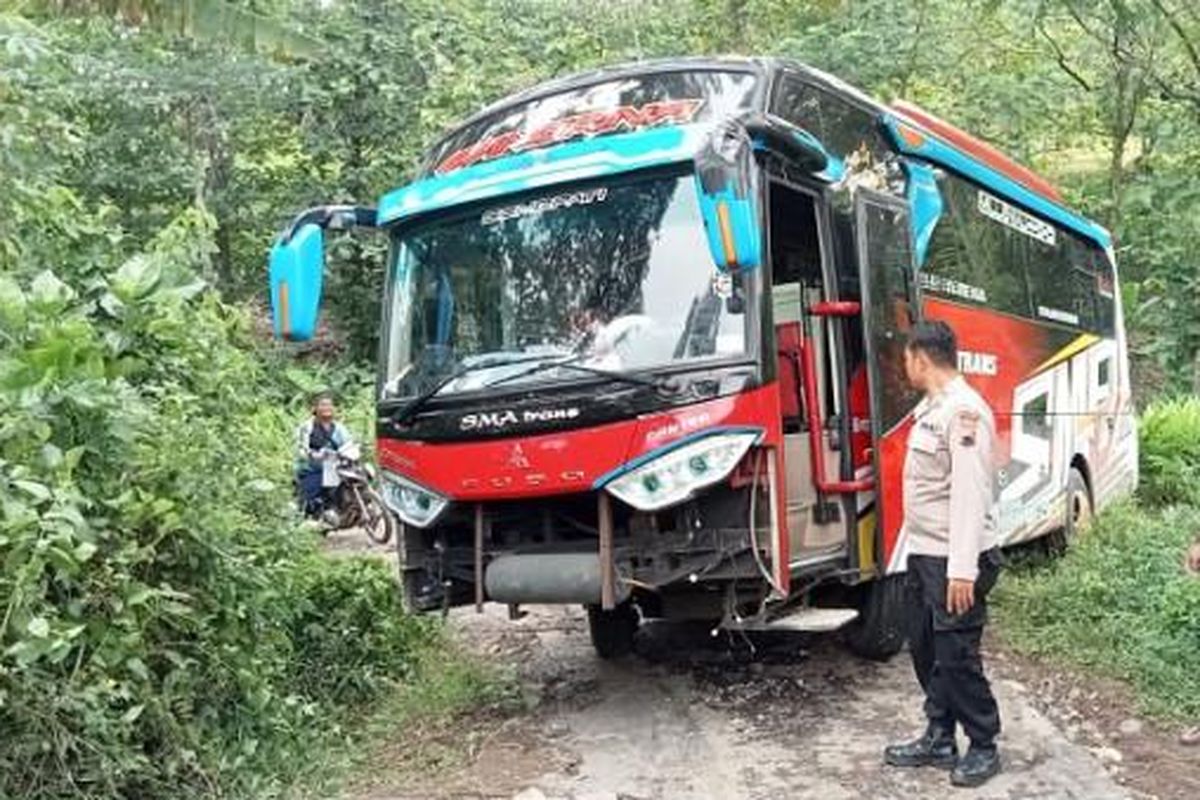 Google Maps, bus nyasar di hutan, bus nyasar di hutan pati, bus peziarah, bus nyasar gara gara google maps, kesasar gara gara google maps, bus tersasar di hutan, Kronologi Bus Peziarah Tersesat di Hutan Gembong Gara-gara Google Maps, Penumpang Sempat Panik, Kronologi Bus Peziarah Tersesat di Hutan, Polisi Sebut Jalan Tak Layak untuk Bus Besar, Evakuasi Bus Sempat Terkendala Medan Curam, Imbauan untuk Sopir Bus Pariwisata