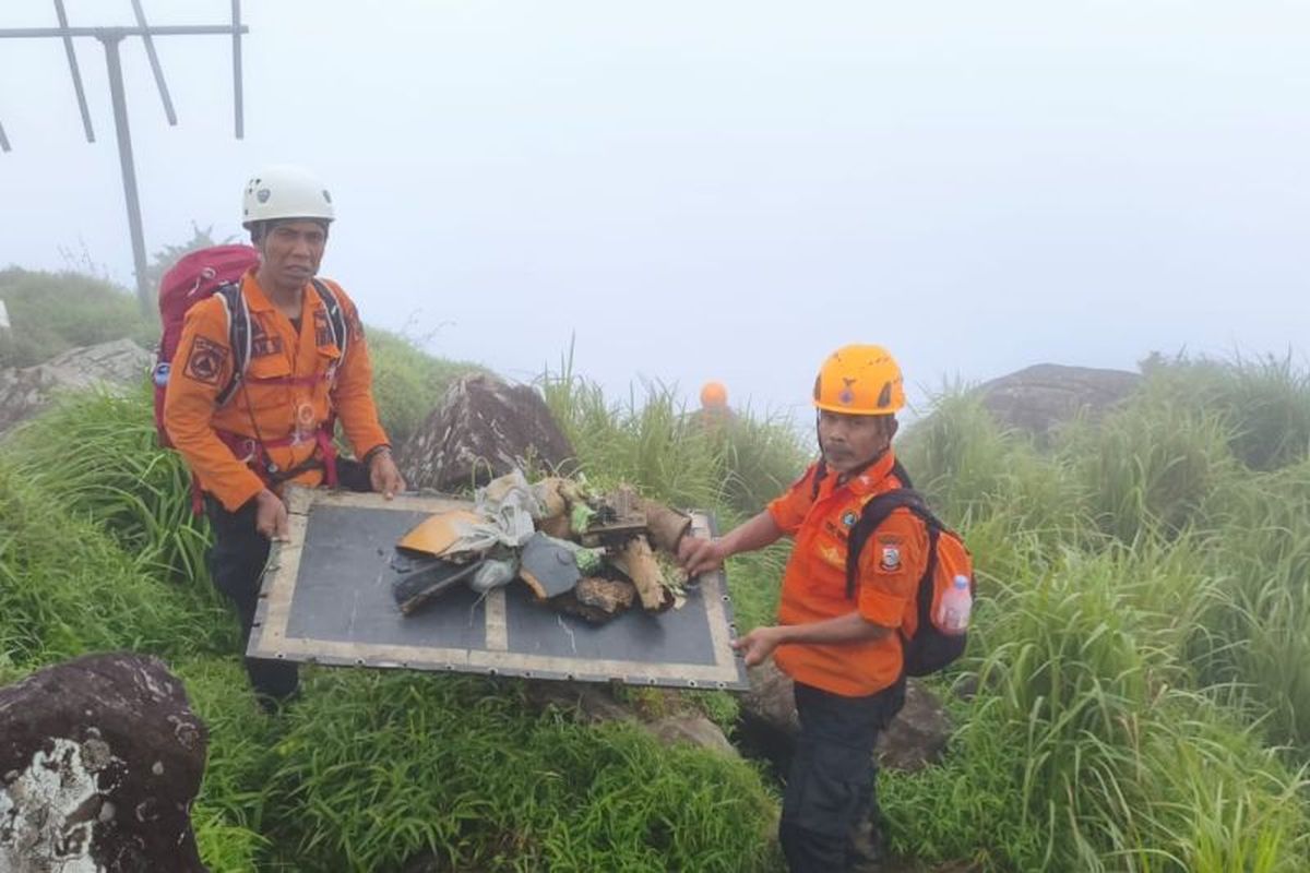 Cerita Reski dan Muslimin, Pendaki yang Melihat Pesawat Terbang Rendah lalu Menghantam Lereng, Detik-detik Pesawat Menghantam Gunung, Data Penemuan Puing oleh Tim SAR, Medan Ekstrem dan Jalur Evakuasi, Daftar Kru dan Penumpang KKP
