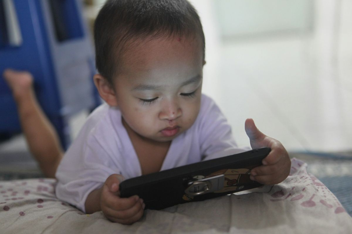 Waspadai Jika Anak Enggan Main di Luar karena Gadget