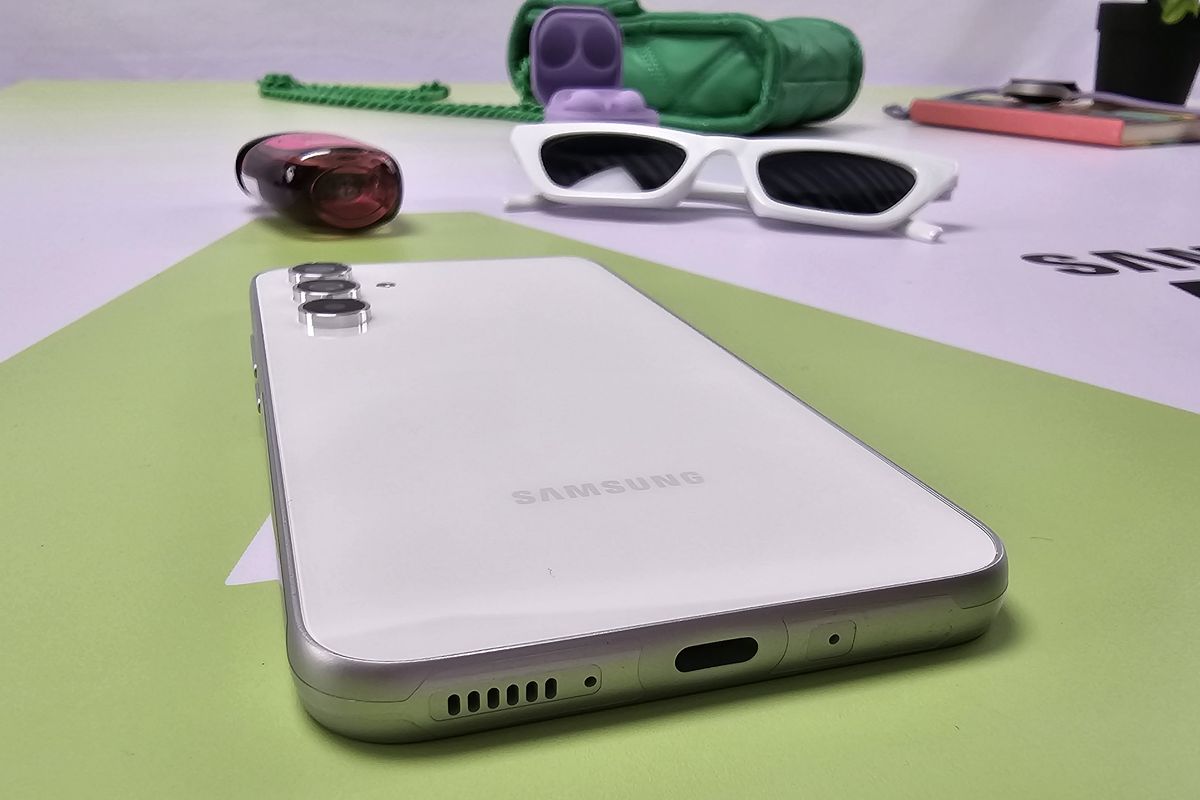 iPhone, Android, lubang headset, Bukan Hanya agar Jadi Tipis, Ini Alasan HP Kini Tak Punya Lubang Headset, 1. Membuat desain ponsel lebih ramping, 2. Memberi ruang untuk komponen lain, 3. Membantu meningkatkan ketahanan air, 4. Mendorong penggunaan audio nirkabel, 5. Dianggap sebagai teknologi lama