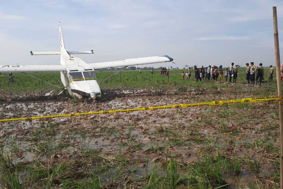 Karawang, karawang, pesawat mendarat darurat, pesawat jatuh di karawang, pesawat jatuh karawang, Bukan Jatuh, Pesawat GA8 Airvan Mendarat Darurat di Karawang, Seluruh Awak Selamat
