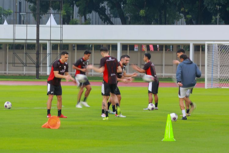 Timnas Indonesia, Berita Foto, Indonesia Vs Bahrain, Kualifikasi Piala Dunia 2026 Zona Asia, Latihan Timnas Indonesia: 3 Pemain Absen, Kluivert Bagi 3 Grup, Kiper Berlatih Duel