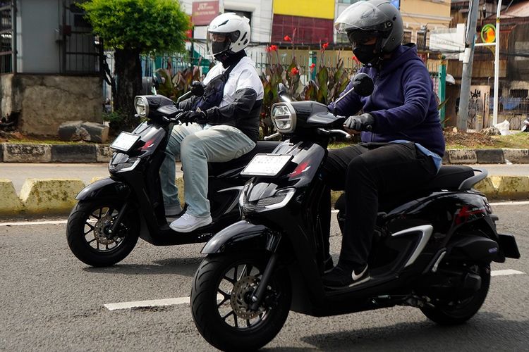 menyalip kendaraan, tips berkendara aman, keselamatan berkendara, strategi menyalip, Kesalahan Umum Saat Menyalip Motor di Jalan Raya