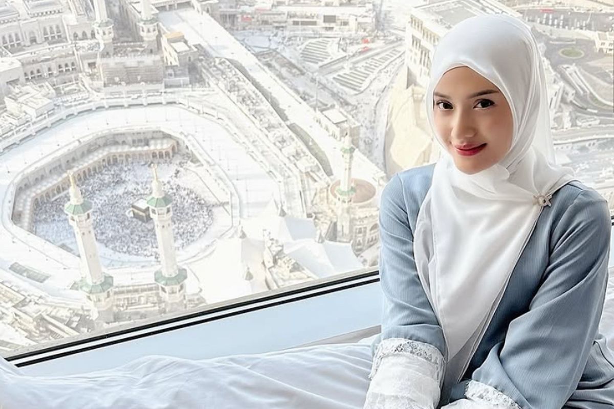 Inspirasi outfit umrah, Annisa Aziza, annisa aziza umrah, inspirasi outfit umrah, inspirasi gamis umrah, gamis umrah, gaya Annisa Aziza umrah, 9 Potret Anggun Anissa Aziza Saat Umrah, Tetap Stylish di Tanah Suci, 1. Nuansa nude, 2. Gaya candid, 3. Nuansa putih, 4. Tas beige, 5. Gamis floral, 6. Sentuhan sutra dengan gaya elegan, 7. Gamis simpel, 8. Nuansa fresh, 9. Gaya duduk manis