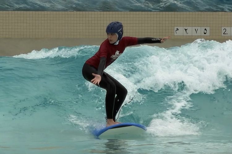 peselancar, Surfing, peselancar berhijab, Arab Saudi, berselancar, Profil Lamar Mufti, Peselancar Berhijab Arab Saudi di Panggung Dunia, Representasi Perempuan Muslim di Dunia Surfing, Membuka Jalan bagi Generasi Berikutnya, Hijab Bukan Penghalang, Bagian dari Perkembangan Surfing di Arab Saudi
