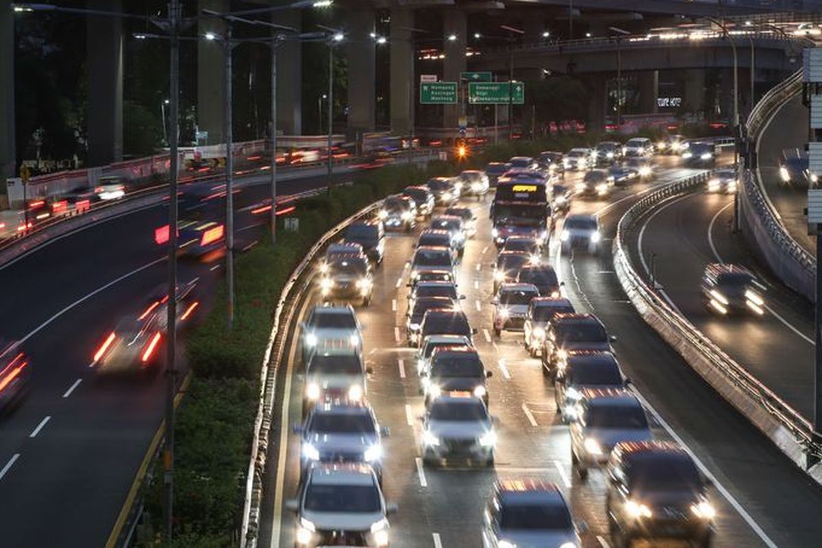 menyalip dari kiri, Bolehkah Menyalip dari Kiri di Jalan Tol? Ini Aturannya