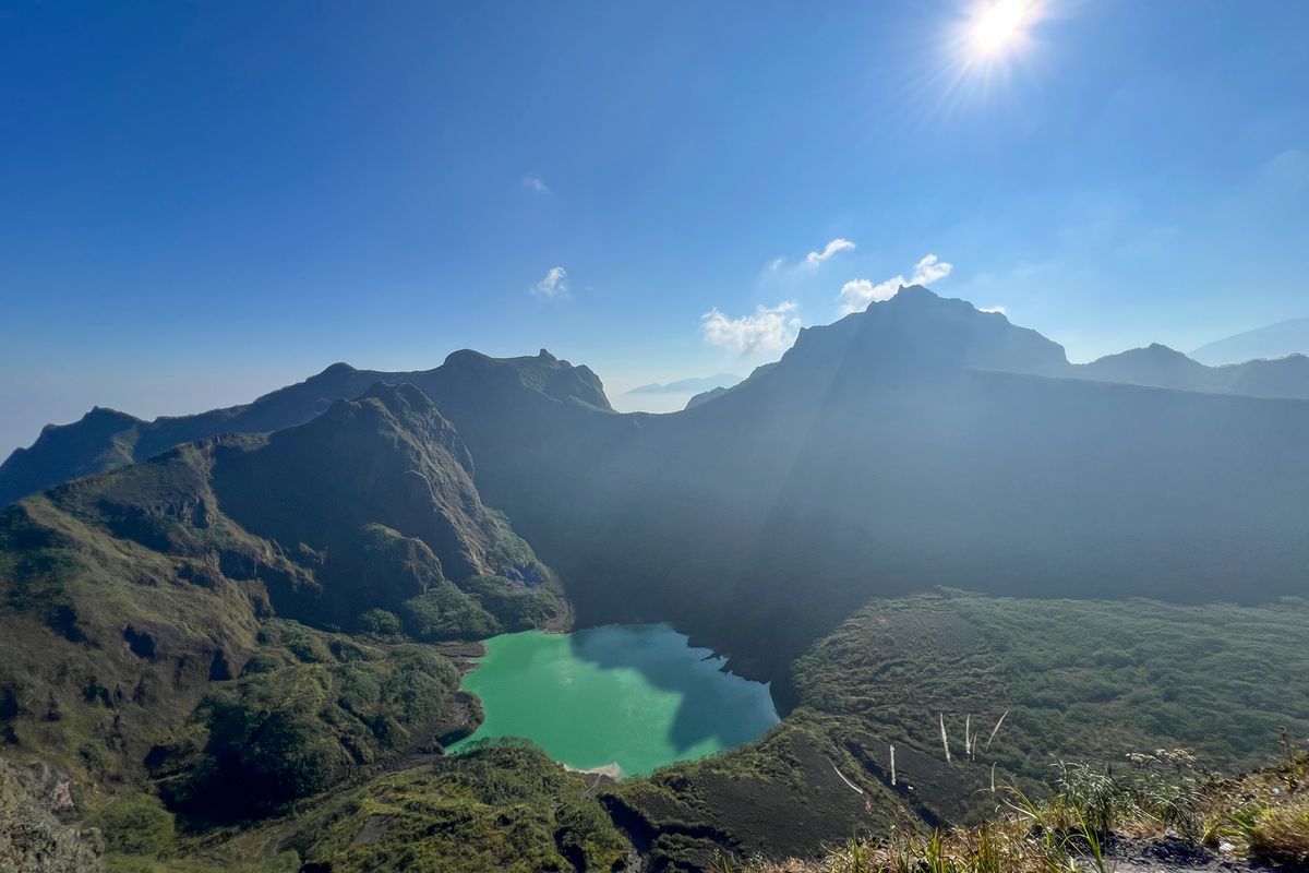 Gunung Kelud, Pendakian Gunung Kelud, pendakian gunung kelud via karangrejo, Aturan Pendakian Gunung Kelud via Karangrejo Blitar, Pendakian Tektok Cuma Sampai Pukul 08.00 WIB, 1. Registrasi di basecamp, 2. Menjaga sikap, 3. Dalam kondisi fit, 4. Perempuan tidak sedang haid, 5. Memiliki ketersediaan logistik yang memadai, 6. Membawa jas hujan, 7. Membawa alat penerangan, 8. Set Google Maps menuju pos 1 “Garuda Yeksa” sebelum berangkat, 9. Waktu pendakian untuk tipe tektok, 10. Cuaca buruk harus turun, 11. Menggunakan sepatu pendakian, 12. Camping wajib membawa perlengkapan lengkap, 13. Menjalin kerja sama dengan sesama pendaki, 14. Tidak meninggalkan sampah, api, atau bara di hutan, 15. Tidak merusak ekosistem dan fasilitas, 16. Tidak membawa atau di bawah pengaruh miras dan psikotropika, 17. Dilarang menerobos security line, 18. Ikuti rute resmi dan gunakan fasilitas keselamatan, 19. Mentaati imbauan dan larangan, 20. Tidak berlari saat turun, 21. Utamakan keselamatan