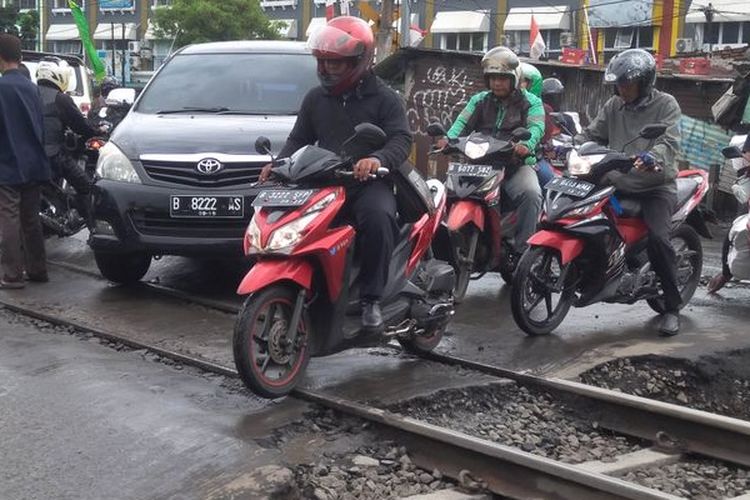 tips berkendara aman, pelintasan tanpa palang pintu, pelintasan kereta tanpa palang pintu, Jangan Ambil Risiko, Ini Tips Aman Melintas Pelintasan Kereta
