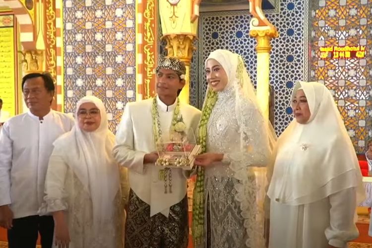 Megawati Hangestri, Dio Novandra, Megawati Hangestri menikah, gaya megawati hangestri saat akad, megawati hangestri terbaru, megawati hangesti menikah, pernikahan megawati hangesti, Gaya Megawati Hangestri dan Dio Novandra Saat Akad Nikah, Serba Putih