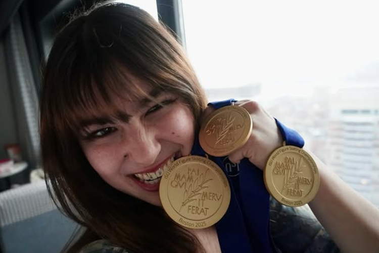 figure skating, piercing, Alysa Liu Raih Emas Olimpiade 2026, Gaya Alternatifnya Jadi Sorotan Dunia, Gaya “alternative” yang jadi identitas, Piercing yang jadi perhatian, Rambut “halo” dengan makna khusus, Tampil berani di dalam dan luar arena, Lebih dari sekadar busana