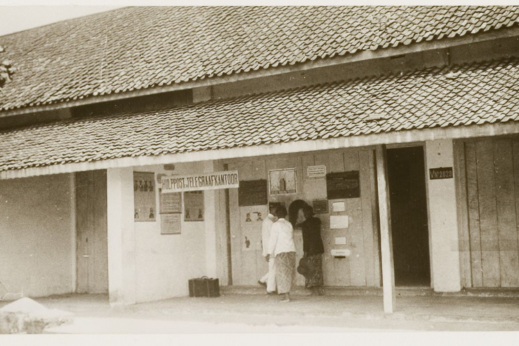 Jember, Kabupaten Jember, jember, sejarah jember, asal-usul jember, hari jadi kota jember, Asal Usul Jember, Jawa Timur, dari Nama hingga Sejarah Lengkapnya, Penetapan Hari Jadi Kabupaten Jember, Struktur Pemerintahan Awal, dari Distrik hingga Onder Distrik, Asal-usul Nama "Jember", dari Tanah Becek hingga Makna Luas, Jember di Masa Kerajaan, dari Blambangan hingga VOC, Masa Kolonial,Konflik, Wabah, dan Migrasi Besar-besaran