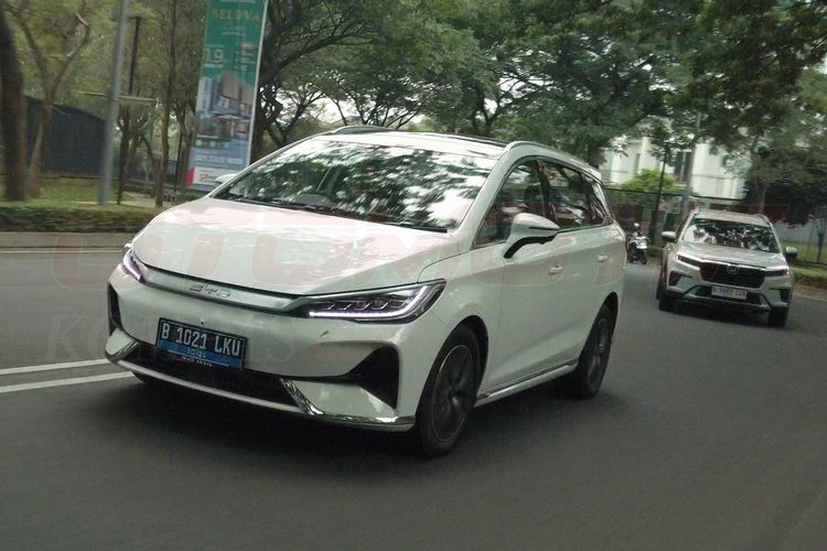 LMPV, Toyota Avanza, BYD M6, Penjualan Mobil, Avanza dan Xpander Dominasi Pasar LMPV, M6 Jadi Penantang