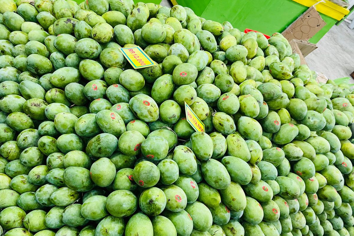musim mangga, mangga harum manis, mangga matang, penjual buah, mangga manis, cara memilih mangga, Trik Rahasia dari Penjual Buah, Ini Cara Pilih Mangga Harum Manis yang Matang Sempurna!, 1. Cek aromanya, 2. Perhatikan bentuk buah, 3. Perhatikan warna kulitnya, 4. Sentuh dan cek tekstur daging