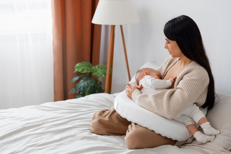 menyusui hingga dua tahun, Agar Ibu Bisa Menyusui hingga Dua Tahun, Ini Dukungan yang Dibutuhkan, Dukungan lingkungan jadi kunci utama, Peran ayah dan keluarga tidak tergantikan, Tantangan di tempat kerja, Miskonsepsi yang masih beredar